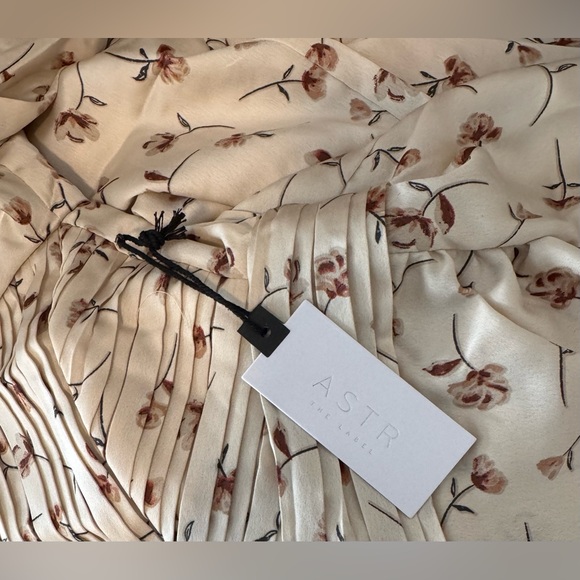 NWT - ASTR Cream Floral Long Sleeve Dress - Picture 11 of 12